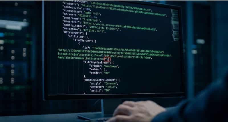 Monitor de computador exibindo linhas de código com um pequeno erro de sintaxe destacado em vermelho, ilustrando a aplicação da Inteligência Situacional na resolução de problemas técnicos.