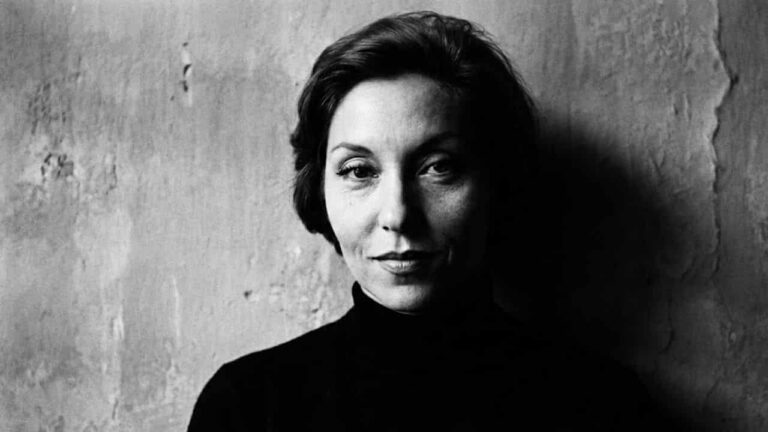 Retrato da escritora Clarice Lispector olhando fixamente para a câmera